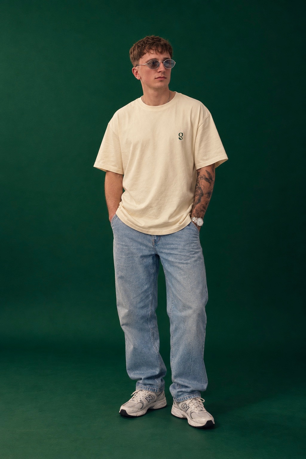 Model w jasnej koszulce oversize GROWTH TEE #004